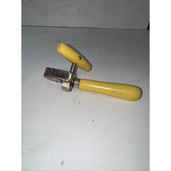 D11 VINTAGE EDLUND JUNIOR NO.5 YELLOW WOOD HANDLE '50's CAN OPENER - Picture 2 of 4